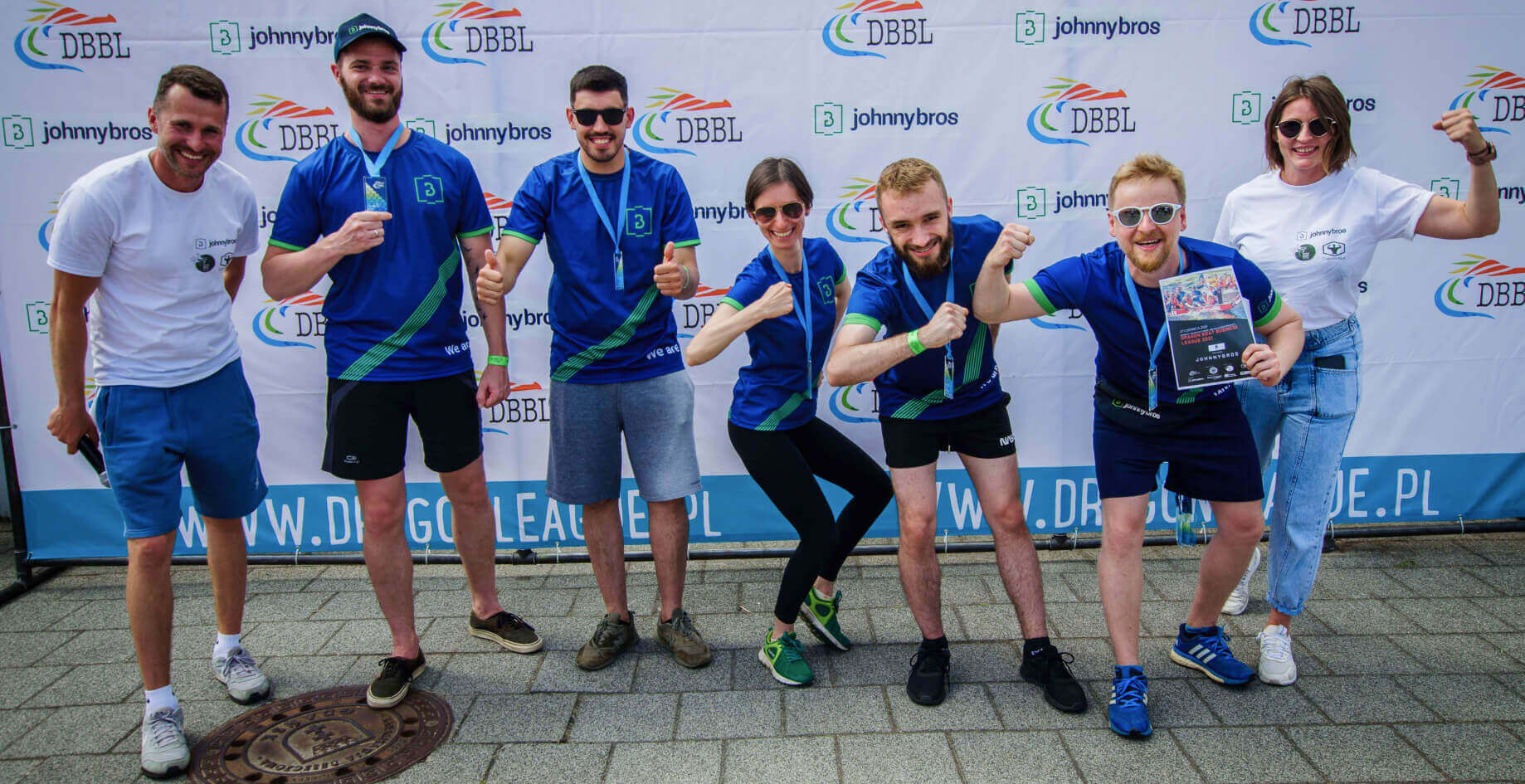 Wioslujeszpomagasz johnnybros participated in dragon boat business league 2021