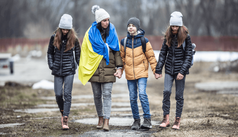 Czteroosobowa rodzina, matka ubrana we flagę Ukrainy Rodzina flaga Ukrainy matka dzieci