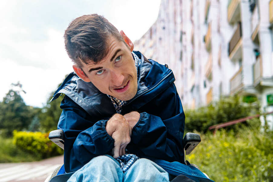 Podopieczny Fundacji JohnnyBros Łukasz pod blokiem na Przymorzu