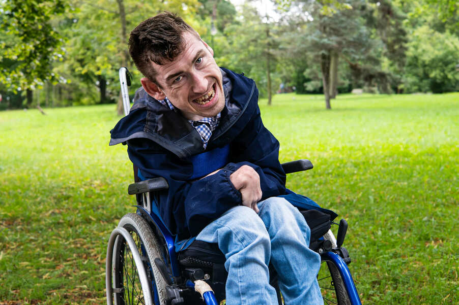 Podopieczny Fundacji JohnnyBros Łukasz w parku Jelitkowskim