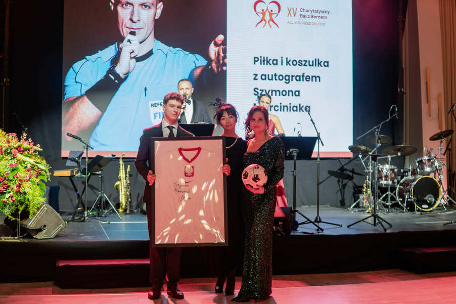 Podczas XV Balu z Sercem wylicytowaliśmy koszulkę i piłkę z podpisem Szymona Marciniaka