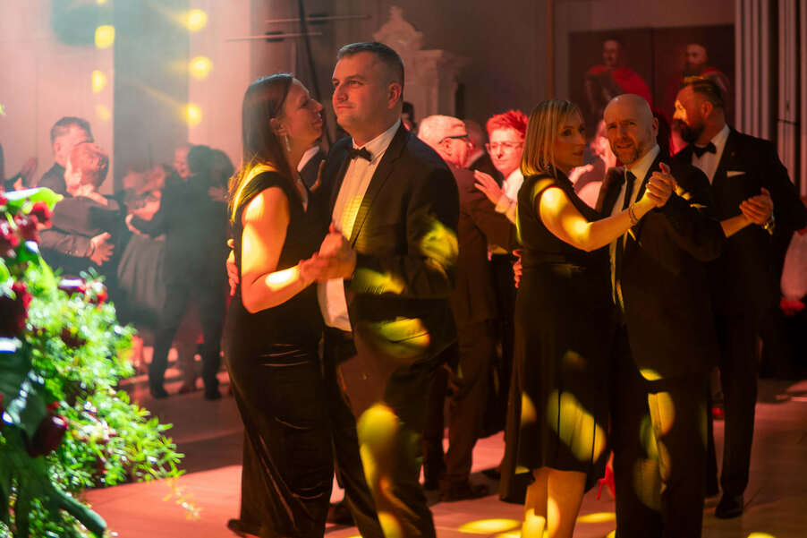 Representatives of the JohnnyBros Foundation on the dance floor Representatives of the JohnnyBros Foundation on the dance floor